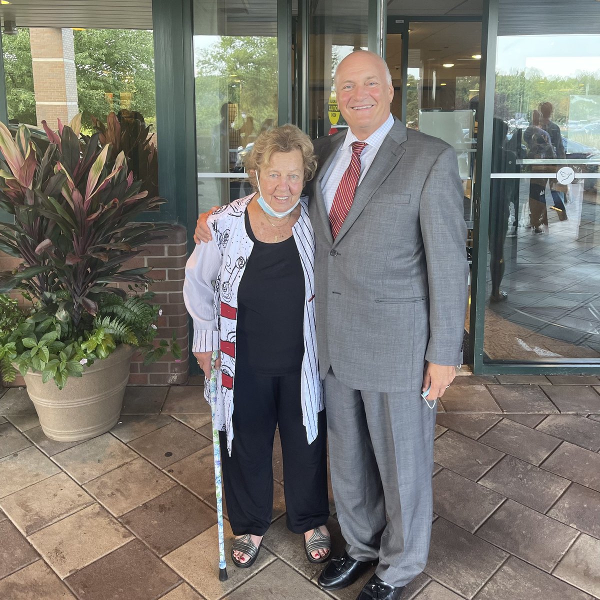 Séptima parada: <a href="/HolyNameMedCtr/">Holy Name</a> . <a href="/SenatorLorettaW/">Loretta Weinberg</a> visitó el hospital que estuvo en la zona cero de la pandemia COVID-19. Hasta la fecha, el hospital ha vacunado poco menos de 300,000 personas, la mayor cantidad de cualquier hospital de Nueva Jersey.