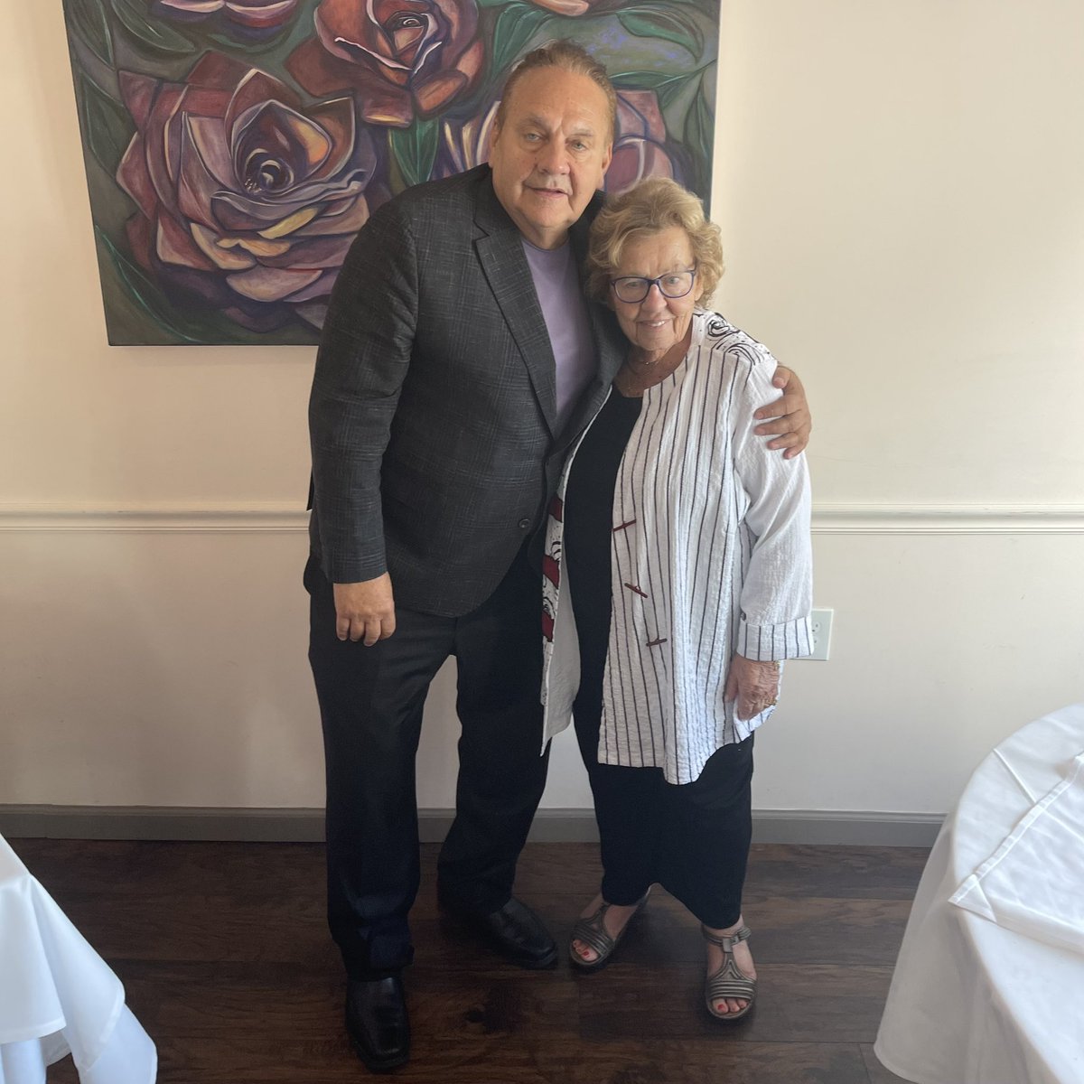 Sexta parada:  Restaurante Amarone's. <a href="/SenatorLorettaW/">Loretta Weinberg</a> disfrutó de un almuerzo en Amarone's, uno de sus restaurantes favoritos ubicado en Teaneck que logró sobrevivir a la pandemia