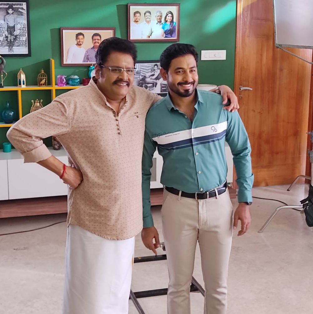 Aariarujunan's tweet photo. #WorkMode #CommercialShoot
Pleasure to work with  @ksravikumardir sir, @Ganeshdelhi sir 🙏 
Enjoyed it ❤️
#Profession #Shoot #Commercial https://t.co/XaMu2oq7yd