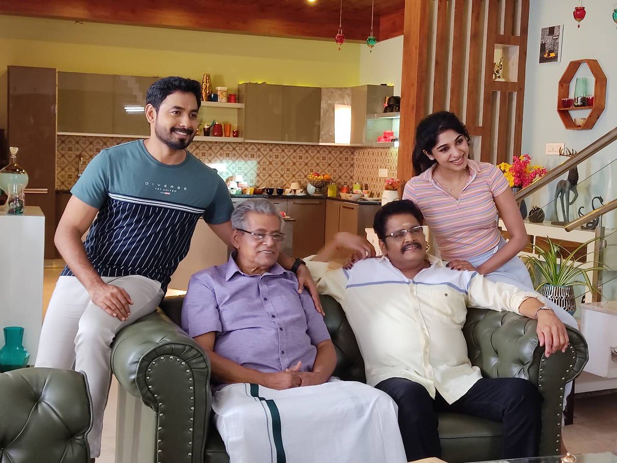 Aariarujunan's tweet photo. #WorkMode #CommercialShoot
Pleasure to work with  @ksravikumardir sir, @Ganeshdelhi sir 🙏 
Enjoyed it ❤️
#Profession #Shoot #Commercial https://t.co/XaMu2oq7yd