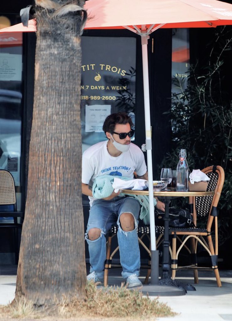 postbestfshn's tweet photo. Harry Styles in LA! https://t.co/C7LlWRhJFR