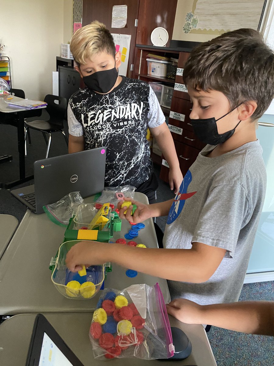 👨🏻‍🔬¡ Científicos en acción !👩🏻‍🔬 Exploring Science tools in stations. Loved hearing the conversations around how to problem solve in science!