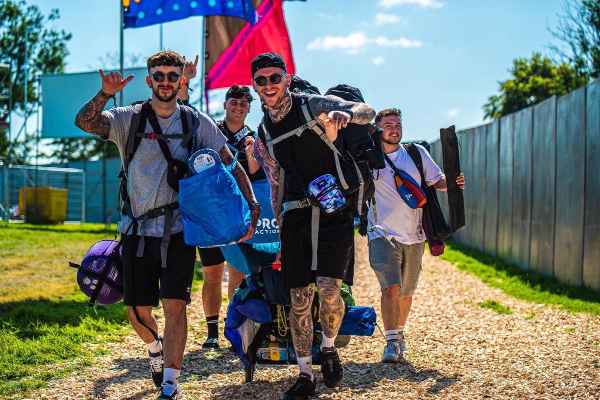 Hello campers! ⛺️ The arena is officially open...let the music begin! 🎧 #cinchxCreamfields