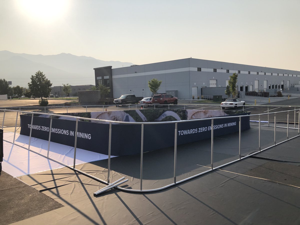 fusionimaging's tweet image. Our power went out for an hour this morning. Bad timing.  But we can still fit frames out in the parking lot :) #fusionimaging #largeformatgraphics