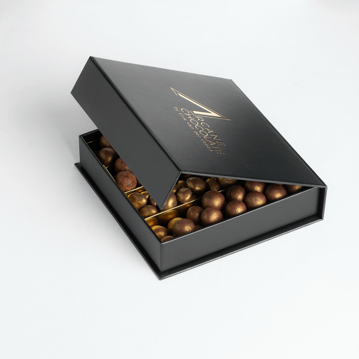 The Dragee sharing box, the perfect snack to share (or not) with your friends and colleagues 🍫

#piedmont #noisette #corporategift #giftingidea #relationshipgifts #luxurygift #luxurychocolate #madeinireland #chocolatejewels