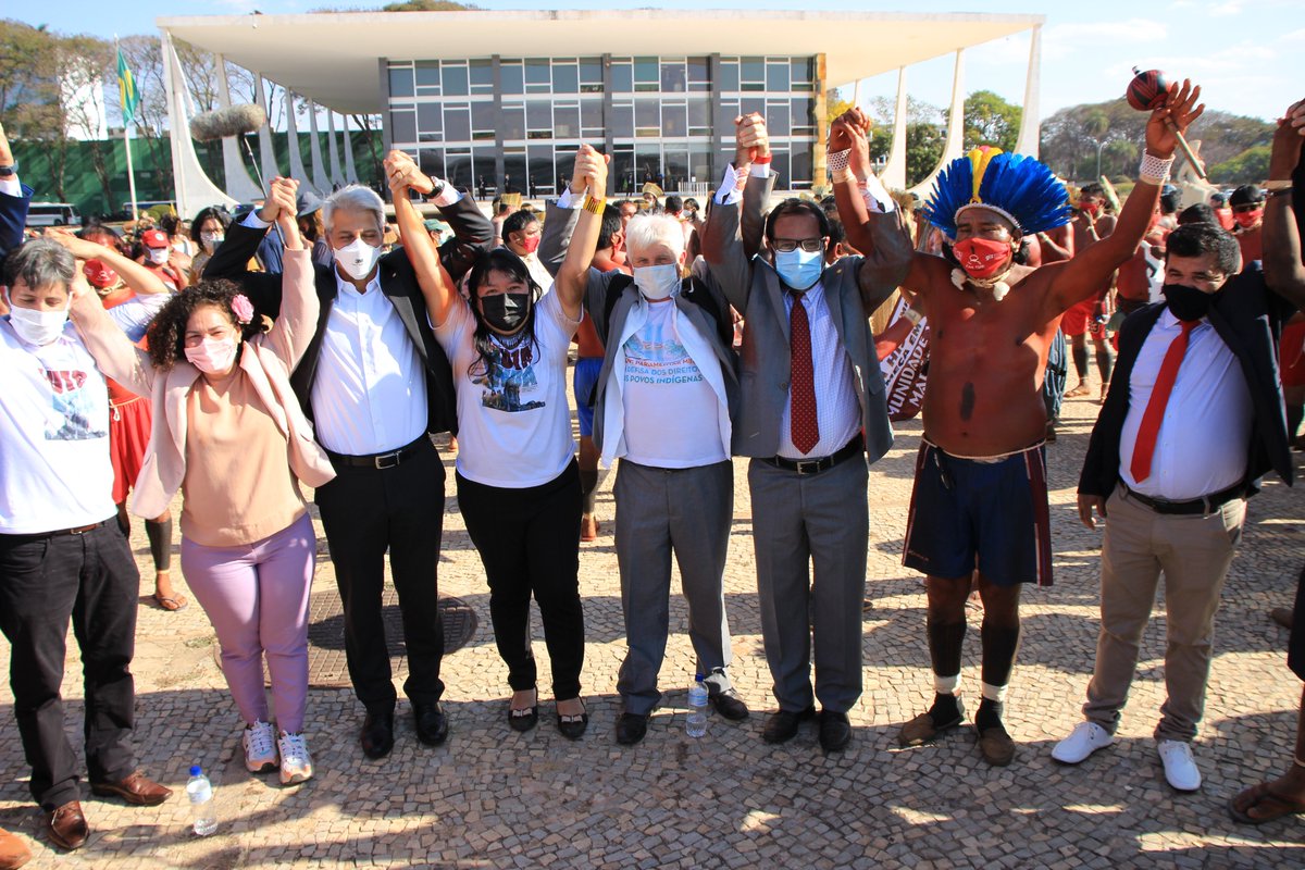 É PRECISO somar forças para derrubar de uma vez por todas a tese do #MarcoTemporalNão e garantir os direitos constitucionais dos povos indígenas! Vem pro tuitaço! #MarcoTemporalNão #LutaPelaVida  <a href="/STF_oficial/">STF</a>