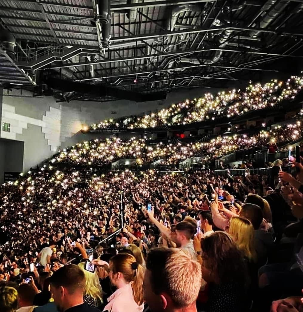 CrownePlazaLDS's tweet photo. THROW ๐ THURSDAY
A capacity crowd enjoying Ricky Gervais at the @fdarena last Saturday. ๐ญ
We've truly missed scenes like this in #Leeds! ๐
#CPLeeds https://t.co/FnBMcjnB1t