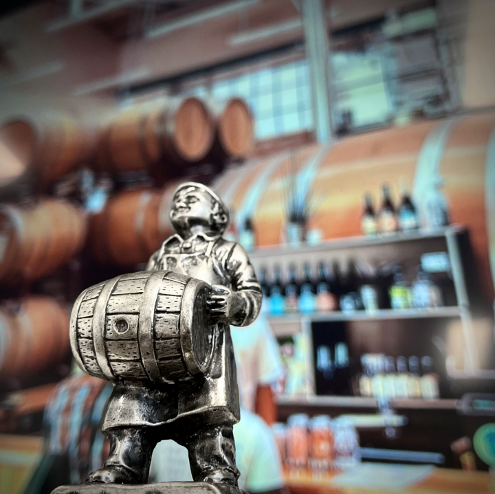 VenGoZi's tweet photo. 🍺 It’s Beer O’Clock! Leuk geschenk voor de trouwe klanten van je Brewpub of bierbrouwerij: zilveren miniatuur bierbrouwer met biervat // check voor inspiratie https://t.co/l0BHXQhJys // #brewpub #bierbrouwerij #geschenk #shertogenbosch #zilverenminiatuur #goudsmid #trouweklanten https://t.co/HcOaNCMmMU
