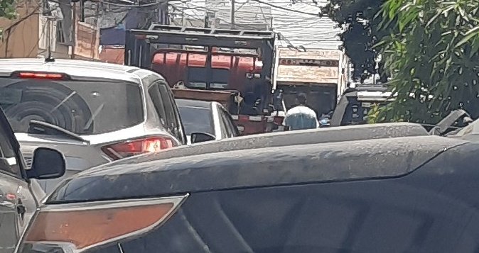 CAMION DE BASURA al medio dea en la Francisco Villa Espesa en La Fe <a href="/CarolinaMejiaG/">CarolinaMejiaG</a> <a href="/hugoberas/">Hugo Beras</a> ASI NO