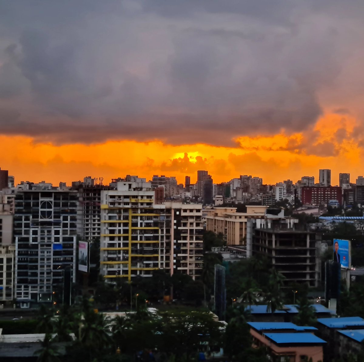 alokkarkera's tweet photo. Something was cooking in the sky yesterday 🤣
#nofilter
#blazingsunset https://t.co/HrQ3kXd2ry