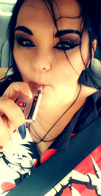 Good morning stoners <3 how you doin? Goin fast again this morning, pardon the windy hair 😅 😐 🙃 https://t