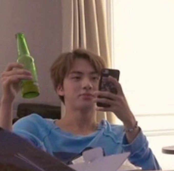 mikrokosmiclvr's tweet photo. THAT'S MY MAN RIGHT THERE! he's so sexy for that. #BillboardApologizeToBTS https://t.co/h4HsOu6WfD