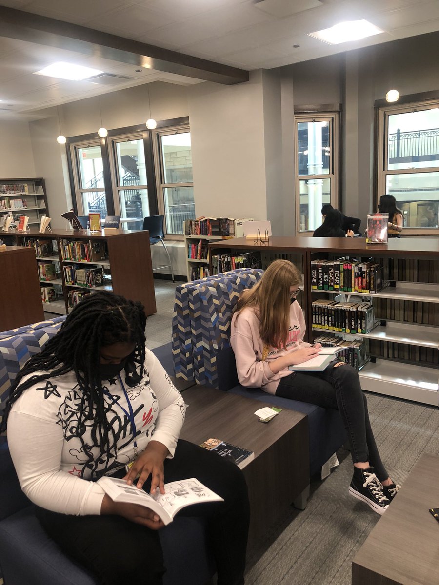 _JRoubs's tweet image. Really excited to see my students with their new books and enjoying our beautiful library! 📚