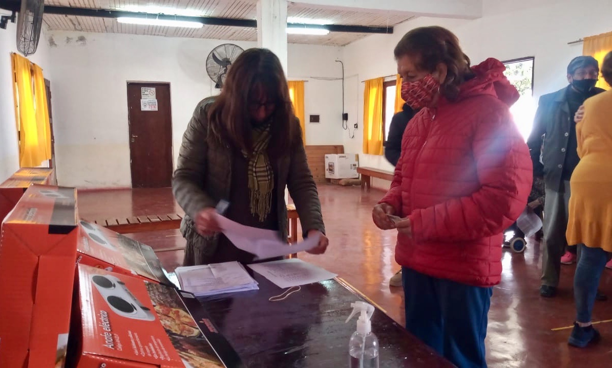 SpcSalta21's tweet photo. Visitamos a los abuelitos del 📍Centro de Jubilados Emanuel de barrio Aráoz y del📍Centro de Desarrollo Comunitario de barrio Limache para acercarles #anafes, a través del plan que contempla su provisión y financiamiento en 20 cuotas sin interés💪, debitadas en la factura de luz. https://t.co/dbajHUjhgr