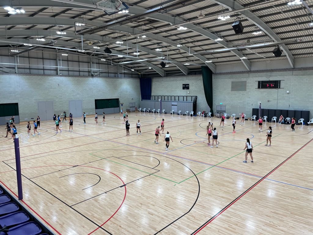 sheonahforbes's tweet photo. Final Day 3 of positional sessions with over 150 athletes across the week ✅ Centre court working on getting free in small spaces &amp; restricting and denying depth - great work @BirdBeers @Toriburgess86 👍🏻👏🏻 #KeyLearnings #Speed https://t.co/y8UJ4ircZe