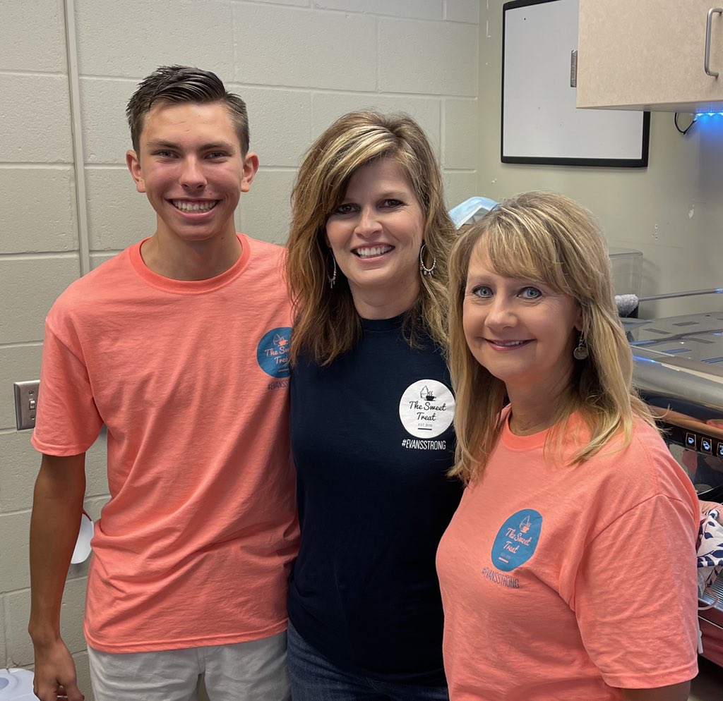 the_sweettreat_'s tweet photo. Don’t forget to wear your #evansstrong shirts on Thursdays for a $1 off any espresso drink! https://t.co/px9jH4rnuq