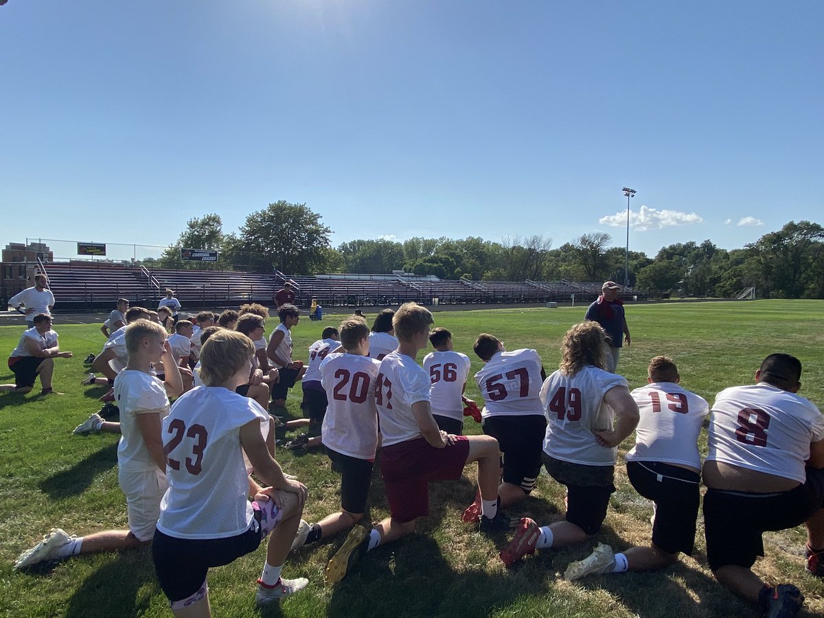 BHS_CardinalFB's tweet photo. “Stay like a fist, be United” - 

‘95 Benton grade, 2008-2017 Benton football Coach, Coach Matt Tabor visited us at practice today! Words of encouragement going into tomorrow! #cardstrong #238 https://t.co/9hJn6yVMle