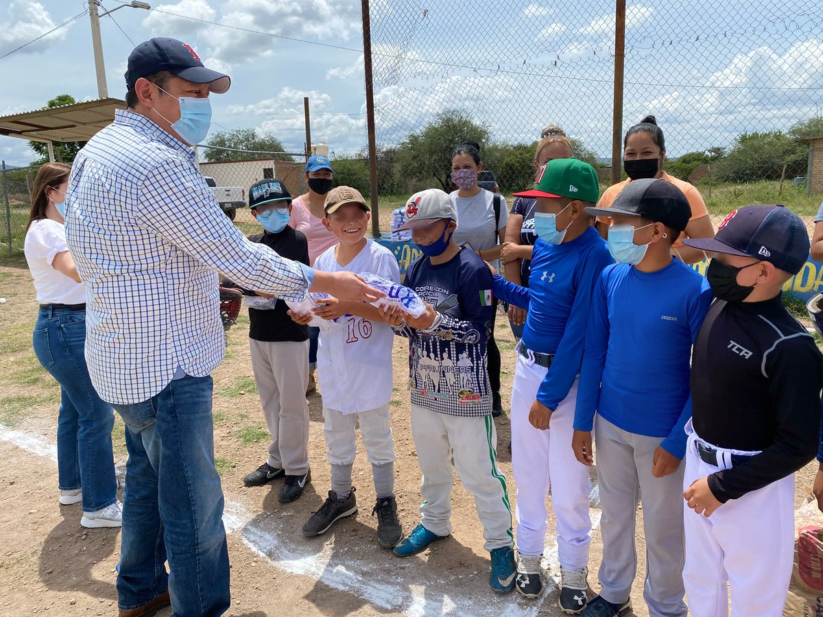 londreshunter's tweet photo. Con la finalidad de impulsar y fortalecer el deporte en los jóvenes duranguenses, visite a mis amigos del poblado Tomas Urbina y realizamos entrega de uniformes para el equipo de béisbol ⚾️. 
Estoy en la mejor disposición de apoyar el deporte en todas las disciplinas 💪🏼 https://t.co/WBlpiiLlO5
