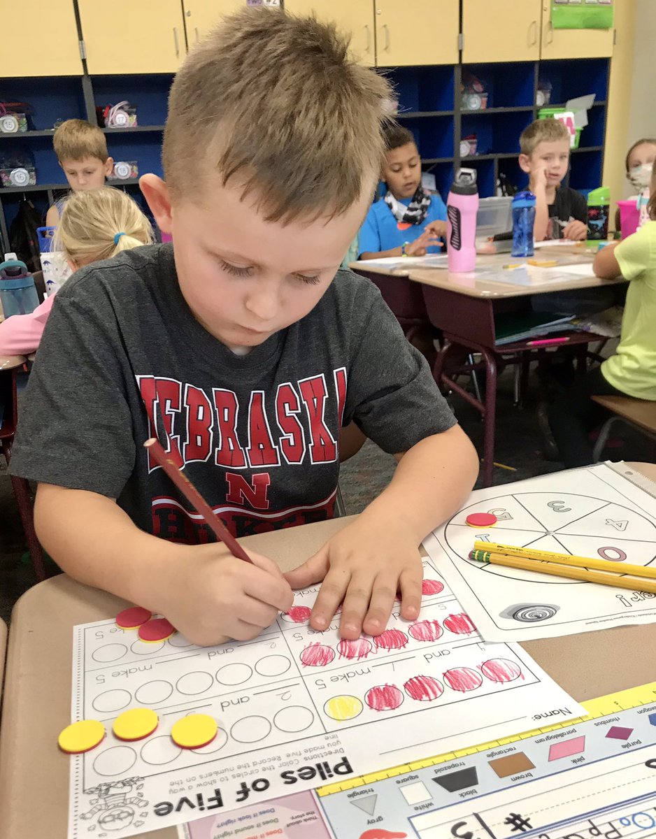 MrsMartinSmiles's tweet photo. First grade mathematicians showing ways to make five! #MakeLearningFun #5Frames https://t.co/FDbrgPb0WQ