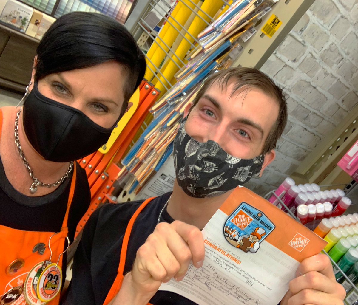 StayCeeBeeTHD's tweet photo. Some #hd274 fire🔥!! This D24 associate displaying some PHENOMENAL G.E.T behaviors ! Customer called to RAVE about the top notch service he received from Ian the night before…Ian has made a #HomeDepot customer for life !! #HomerAwards #GETInvolvedSF 🍊🔥 https://t.co/aT5jPuNZh3
