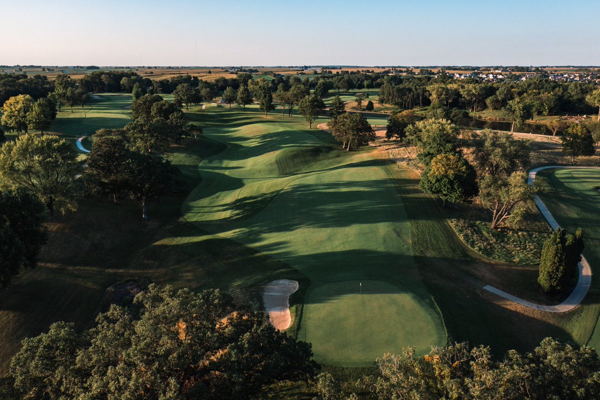 noah_jurik's tweet image. I traveled 7+ hours to see Davenport Country Club and I would do it again in a heartbeat. It’s not at all what I expected to see in Iowa, with its rolling hills, greenery, and bodies of water. I don't think I've ever seen putting surfaces this engaging. It's a riverside beauty.