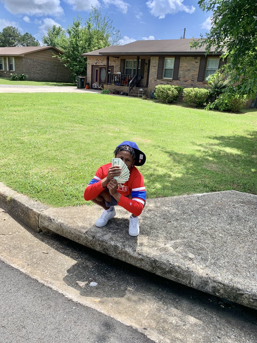 KJ4Double0's tweet photo. I was supposed to be at school with & #aamu24 & #aamu23 but I picked up a 🎤 now people tryna figure who Ima sign✍️ to… #IGotOptions #NoRap🧢 https://t.co/qhUkhNic8k