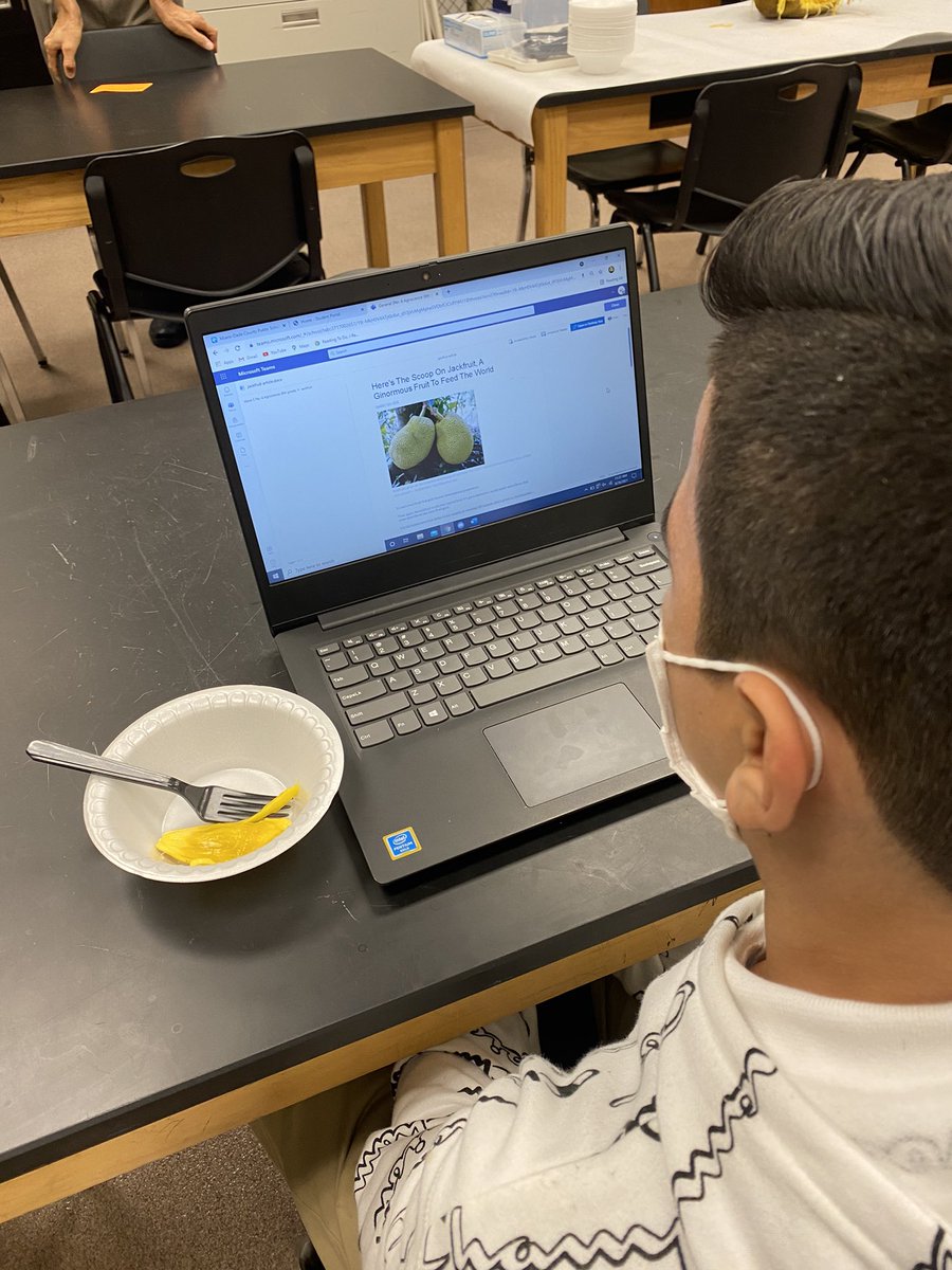 RedlandRoyals's tweet image. Mr. Worthley leading our students in an experiment on Jack Fruit! Pairing the use of technology with hands-on experience! Go Mr. Worthley! 

#mdcps #miamischools #miamisup #mdcpsready #redlandroyals #redlandmiddle #rms #experiments #fruits #agriculture