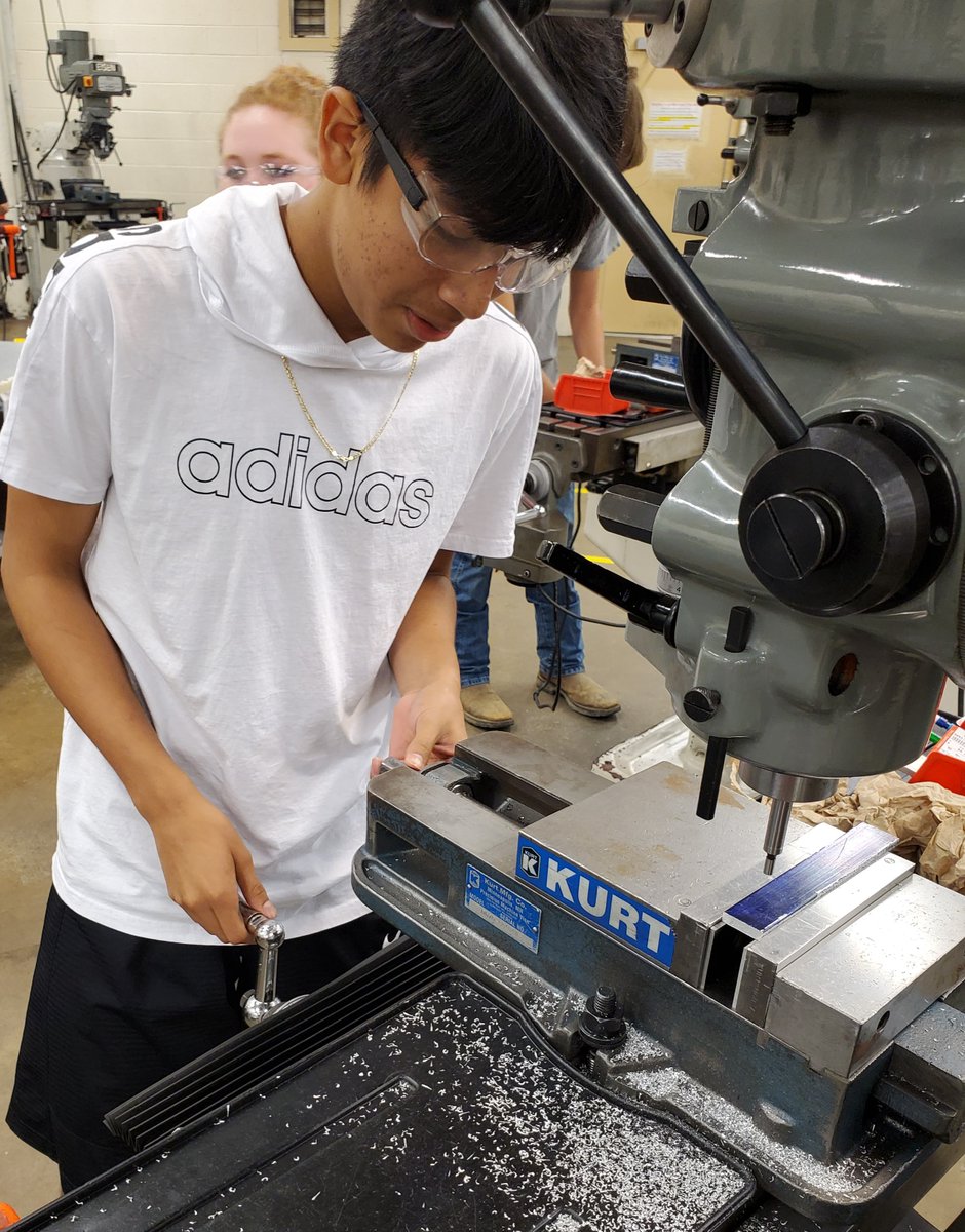 GreeneTechCtr's tweet photo. Beginning Machinists doin' the WORK! Foundational Skills GROWTH! @GreeneCoSch @GreenevilleCity @GreeneIndustry #IntentionalLearningGTC https://t.co/tplsd24mcO