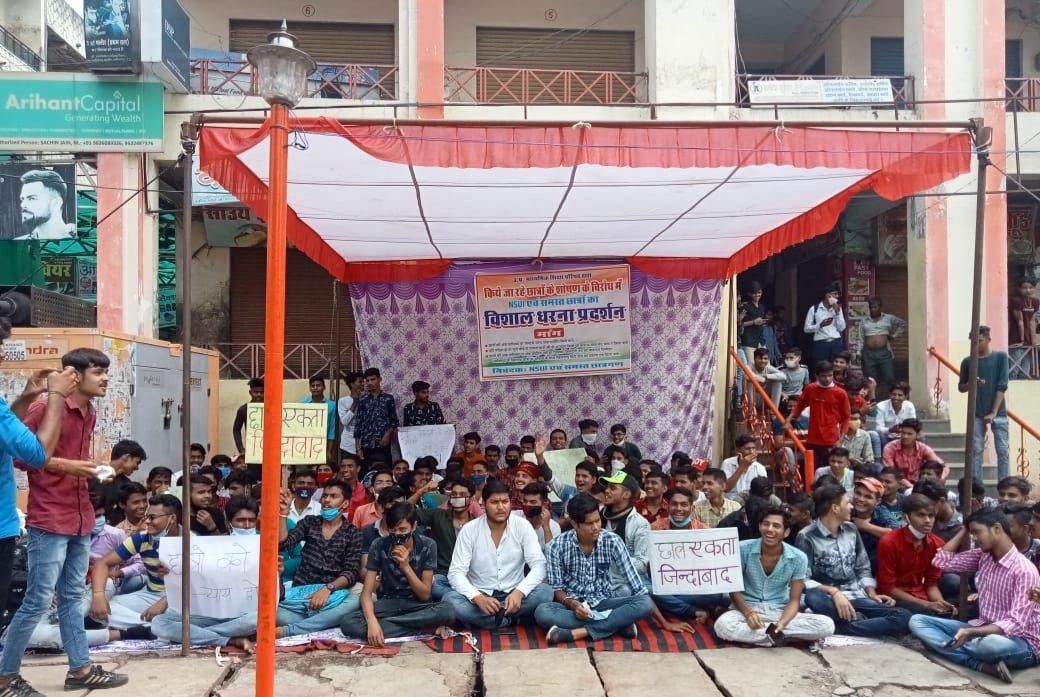 IYC's tweet photo. उ.प्र. बोर्ड के लगभग 70 हज़ार विद्यार्थियों के अंकपत्र पर अंक के स्थान पर XXX प्रदर्शित हो रहा है। बिना अंकों के अंकपत्र से किसी भी विश्वविद्यालय में छात्रों को प्रवेश नही मिल रहा।
छात्र लगातार 25 दिनों से आंदोलन कर रहे है लेकिन शासन प्रशासन मौन बनकर बैठा हुआ है। https://t.co/UL9YBRPvnn