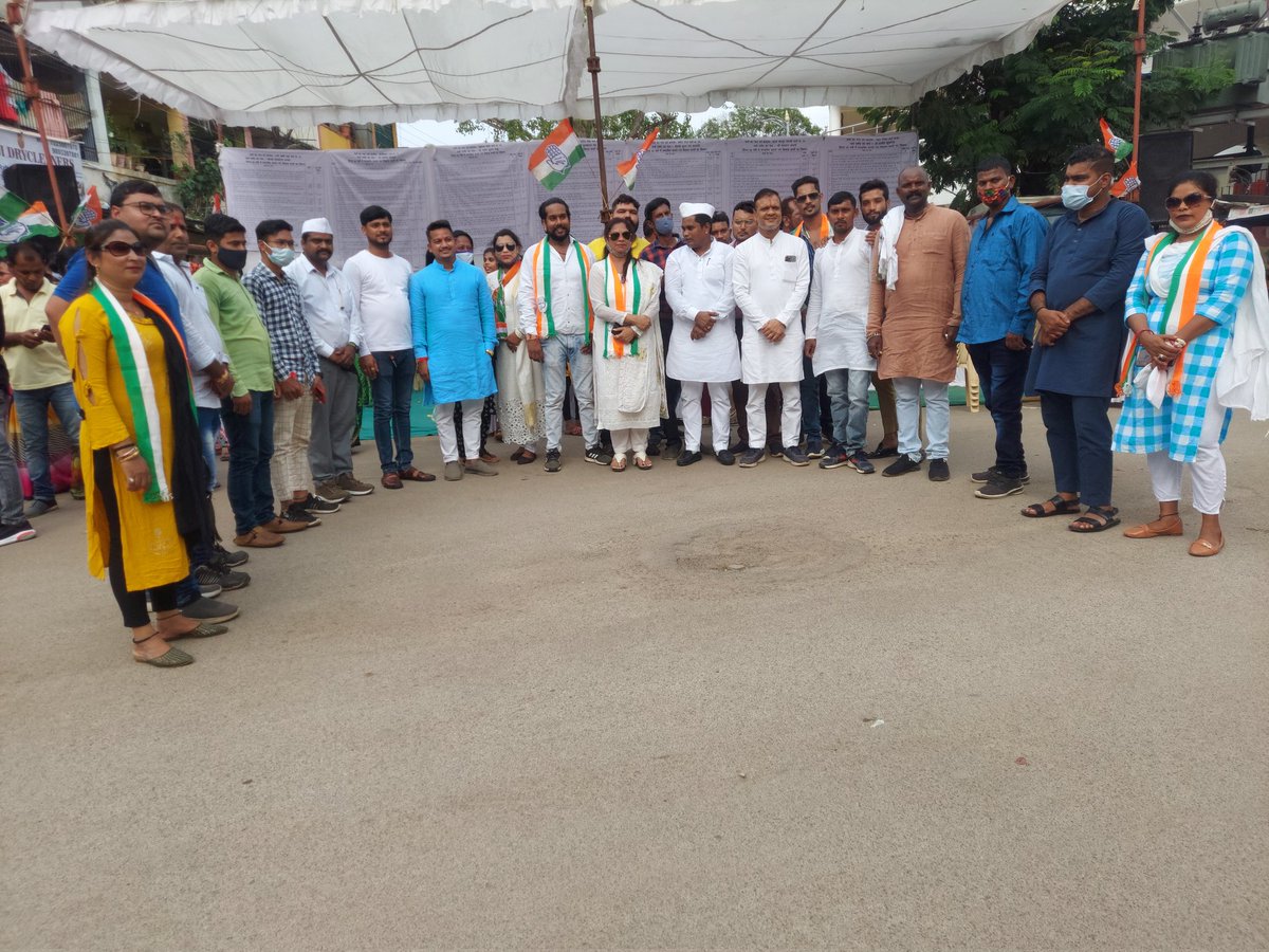 BarleSandeep's tweet photo. रायपुर शहर जिला कांग्रेस कमेटी के अध्यक्ष मा. #गिरीश_दुबे_जी के #आदेशनुसार आज रायपुर नगर निगम के द्वारा किए गए सर्व कार्यों की प्रदर्शनी एवं भारतीय जनता पार्टी के कुशासन एवं महंगाई के विरोध में प्रदर्शन जोन 3 मुख्यालय मे रखा गया आप सभी कांग्रेसजन की उपस्थिति के लिए बहुत बहुत आभार https://t.co/EyfZqNpr22