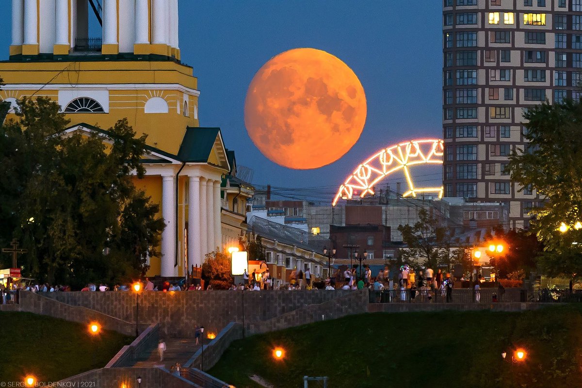 Лунный вечер на Соборной площади 🌕 

Фото Сергей Болденков