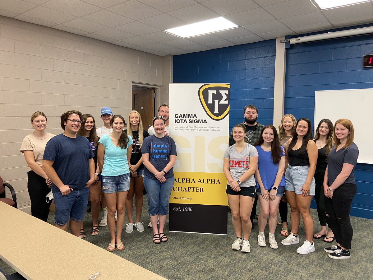 GisOlivet's tweet photo. Our fall semester officers!! Hoping to add a few more faces to this picture in a couple of months!💛🖤 https://t.co/48vxreQCXW