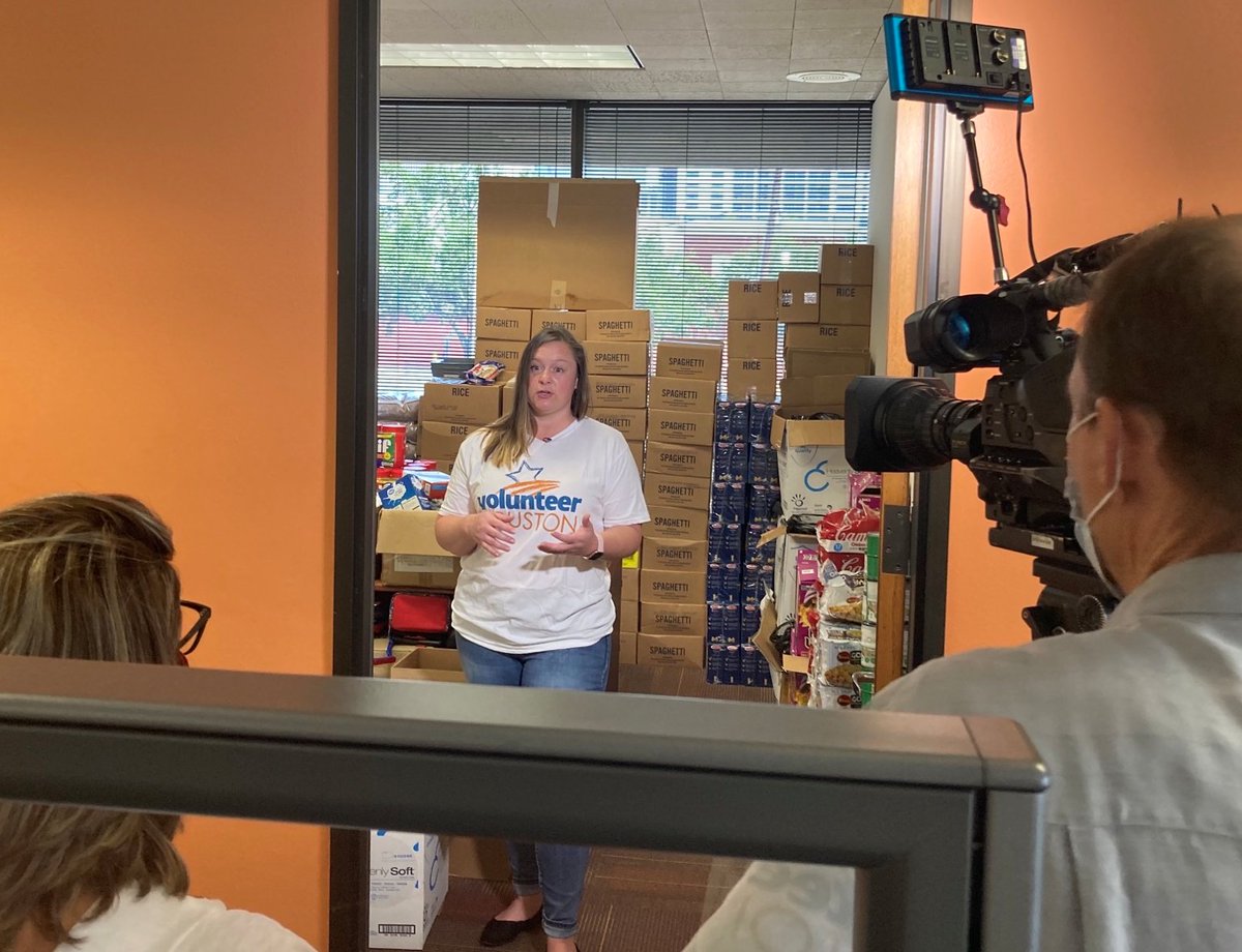 VolunteerHou's tweet photo. Listen in at 5:00 pm tonight on @KHOU 11 News for ways you can volunteer! 
@InterfaithMin

#volunteerhouston
#volunteerlife
#houstontogether
#houstonvolunteers
#servehouston
#civicengagement
#servicelearning https://t.co/QA0HW8EUyn