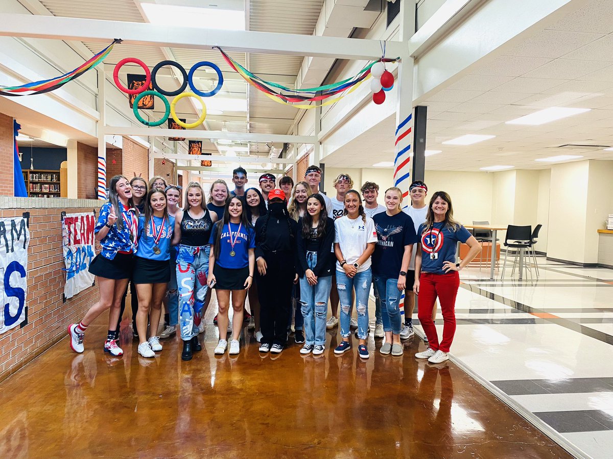 MrsAndrajack's tweet photo. I ❤️ spirit days! Go Bulldogs!! ❤️🤍💙 #twinning #usa #goBBulldogs https://t.co/I4tJPXrTEN