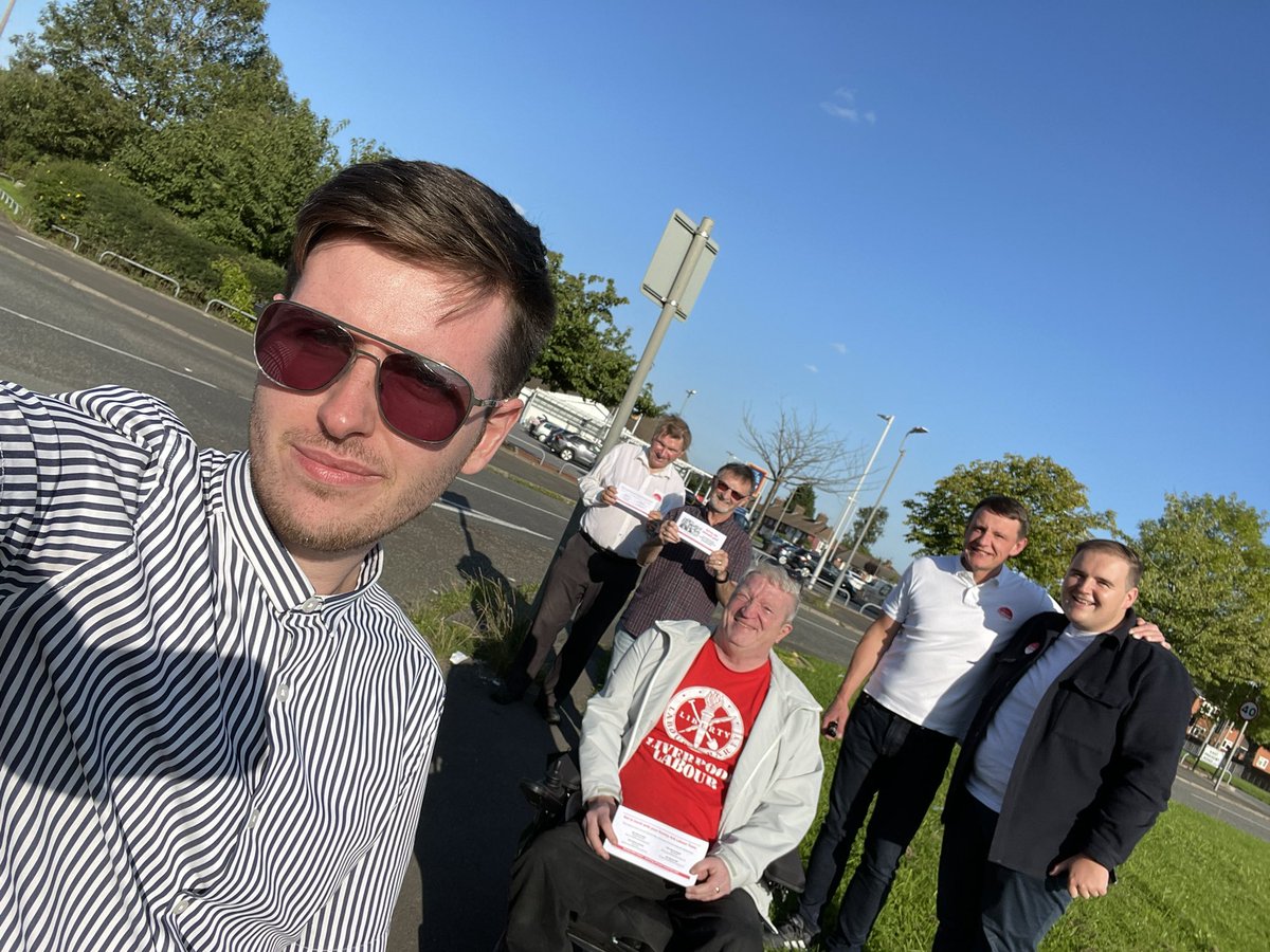 Lovely to speak to residents in Eaton Gardens, Becontree Rd &amp; The Causeway this evening. This weather is perfect for doorknocking! #KnottyAsh #LabourDoorstep 🌹 <a href="/KACouncillors/">Knotty Ash Labour Councillors</a> <a href="/CoopCrofts/">Nick Crofts</a> @anthonylavelle1 <a href="/johnprince8/">John Prince</a> <a href="/tonyconcepcion3/">Tony Concepcion</a> <a href="/William_OldSwan/">William Shortall</a>