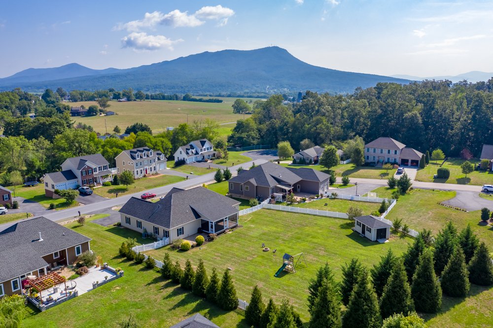 Just listed! 
Don't miss this gorgeous home on one of the largest lots in Magnolia Ridge! 
4 beds | 2.5 baths | 2,867 SF | 0.77 acres | $495,000
4650magnoliaridge.com