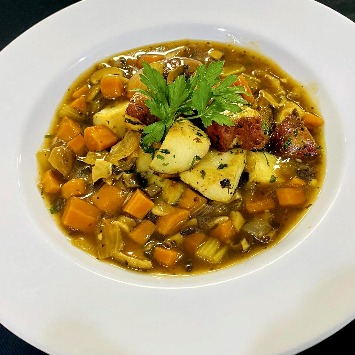 OWUCulinaryServ's tweet photo. Week 1 is underway! Our culinary team is cooking up some delicious meals! Let us know if there is anything special you would like to see this semester! #avifresh #owuculinary https://t.co/HXtcw8AtGs