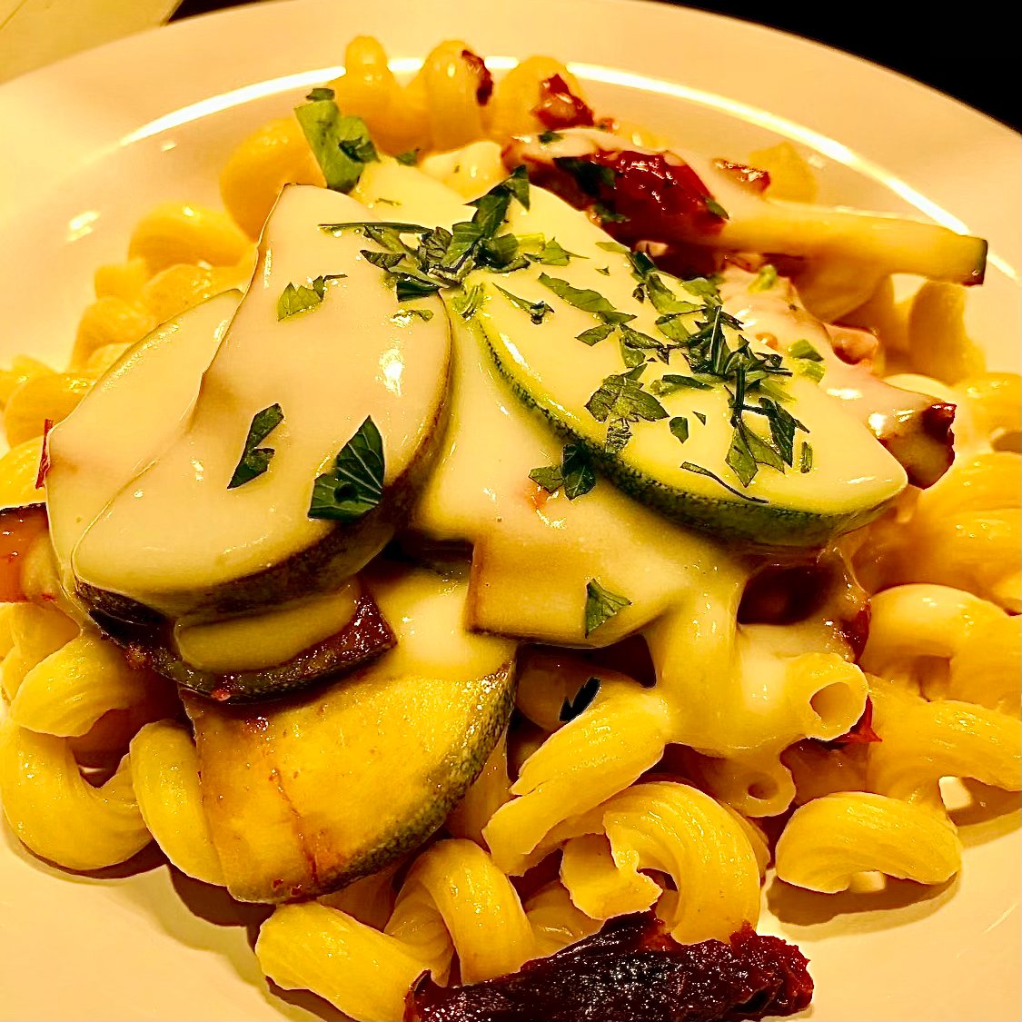OWUCulinaryServ's tweet photo. Week 1 is underway! Our culinary team is cooking up some delicious meals! Let us know if there is anything special you would like to see this semester! #avifresh #owuculinary https://t.co/HXtcw8AtGs