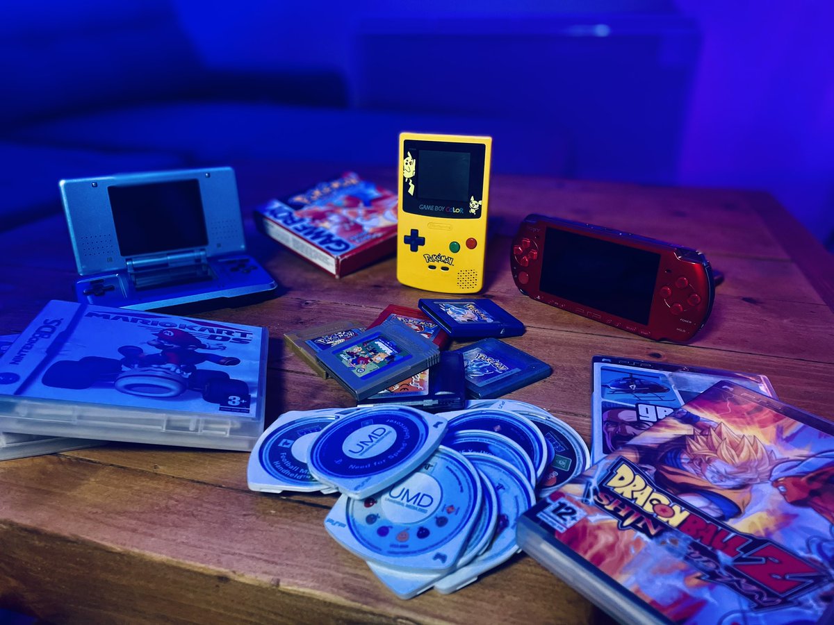 Fourbi_'s tweet image. Quelle a été votre console portable favorite ? 

#psp #ds #gameboy #pokemon #DBZ #retrogaming