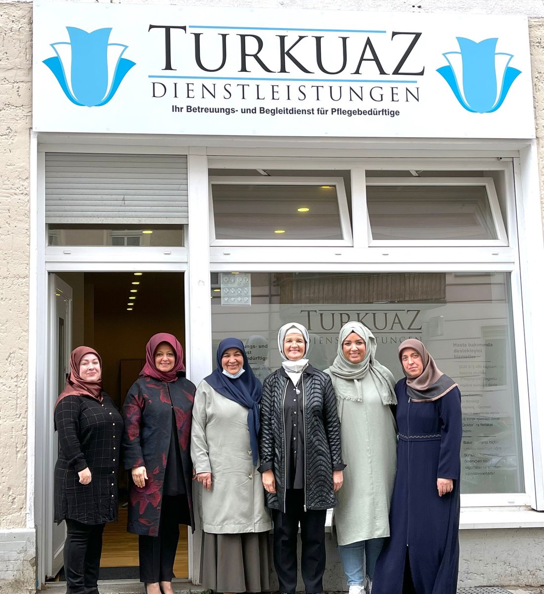 u_i_dwomenhq's tweet photo. UID Berlin Bölge KK Başkanı Hümeyra Çiftçi,AK Parti Almanya Temsilcisi Meryem Göka ve UID Berlin Eğitim ve AR-Ge Başkanı Nuray Arslan,UID GM KK MKYK üyesi Esra Çelik hanımı Turkuaz Dienstleistungen adlı iş yerinde ziyaret ettiler.
#UIDWomen
#UIDBerlin
#HümeyraÇiftçi
#MeryemGöka https://t.co/7DmYLf0DDc