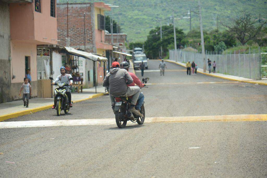 Jaconagob's tweet photo. Inauguramos la Pavimentación Asfáltica de la calle Lázaro Cárdenas en la colonia del mismo nombre, bajo una inversión de 💰3 millones 633 mil 474 pesos.

Esta obra beneficiará a miles de jaconenses, a quienes demostramos una vez más que #UnidosHacemosElCambio. 🤝 https://t.co/GAZZshB08o