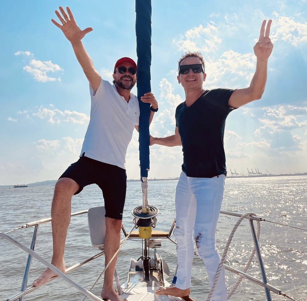 andrescepeda's tweet photo. ¡Qué felicidad embarcarse con buenos amigos en un proyecto como el que nos tiene navegando de nuevo y con el viento en las velas! ¡Salud compadreeeeeeeee! @Fonseca @elisarepo #CompadresTourUsa #CompadresTour #Sailing #SerFelizYDarseCuenta https://t.co/MoYBBRvvHU