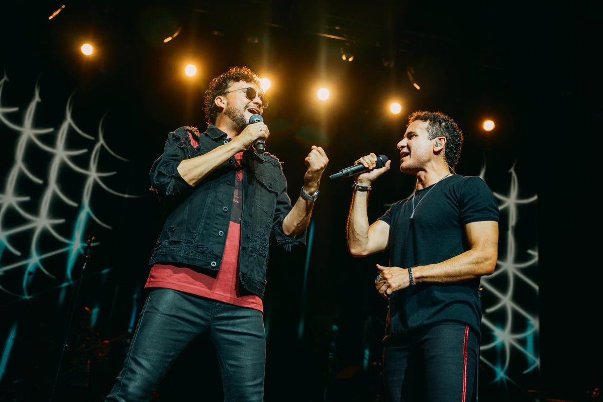 Fonseca's tweet photo. Lo de anoche en NY no se nos va a olvidar nunca❤️ Gracias!🙌🏻 Nos vemos hoy en Washington @EchostageDC para seguir con nuestro #CompadresTourUSA @andrescepeda https://t.co/tKWBXJokD6