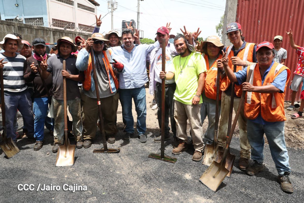 elzorronica's tweet photo. Compañero #FidelMoreno supervisa proyecto de Calles para el Pueblo que beneficiará a familias del barrio 31 Aniversario de Managua. @managua_gob_ni #DanielOrtega #Daniel2021 #NicaraguaLinda #Nicaragua #Managua https://t.co/50ctpaFlFg