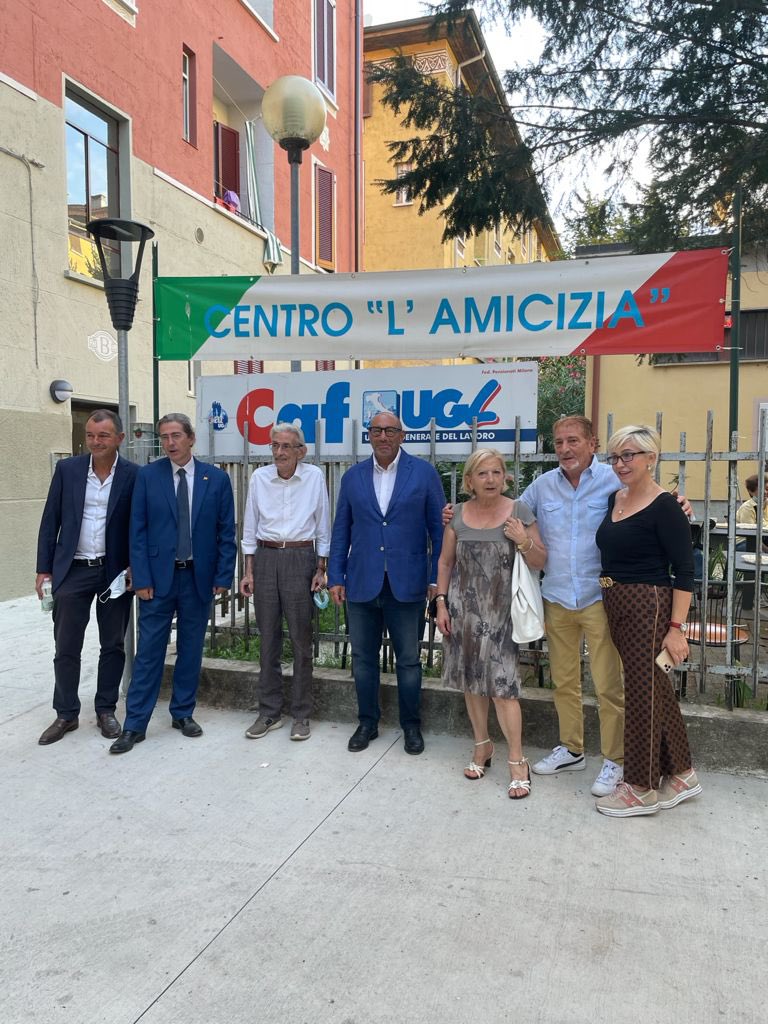 Siamo nelle case Aler di via Giambellino 60, qui il grande problema non è la parte edile ma è la legalità: gli anziani sono soli, sono abbandonati e hanno paura di uscire perché vengono minacciati, non possiamo accettarlo.