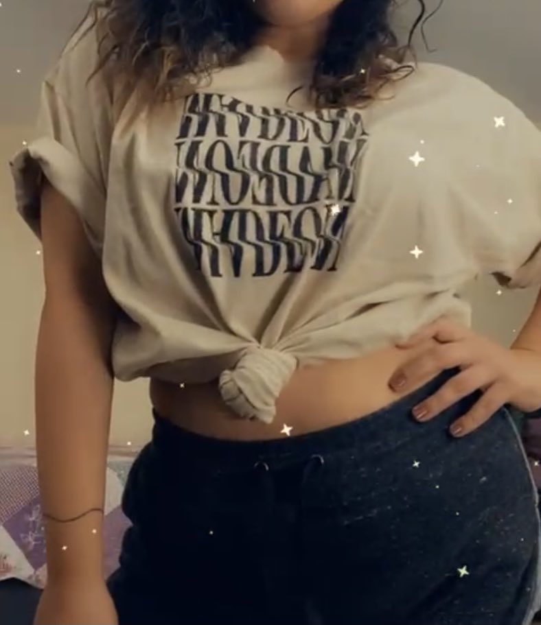 issatoski's tweet image. *buys oversized*

*immediately crops*

IDC I LOVE IT AND ITS COMFY HI ILY @madeon 😭💙