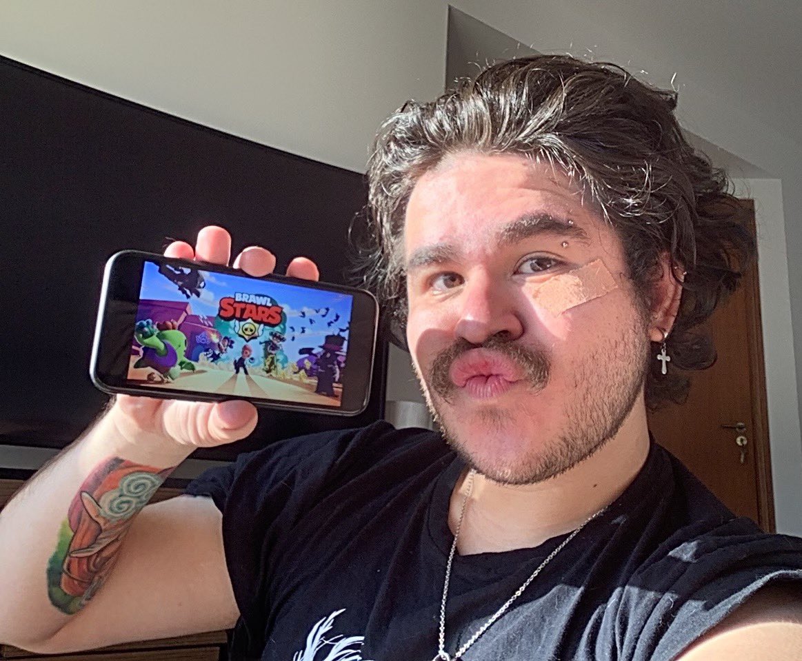 GuaxinimGamer's tweet photo. Esse sou eu esperando meus migos para jogar #brawlzin. Dá pra jogar sozinho também. Mas hoje chamei a galera pra uma disputa! Fala aí @BrawlStarsBRC. #publi https://t.co/YFTkPg3hkI