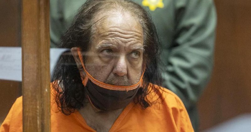 SinEmbargoMX's tweet photo. El actor porno Ron Jeremy es imputado por 30 cargos de abuso sexual contra 21 mujeres
 https://t.co/vrN5R9y7aO https://t.co/QdGApfQoz1