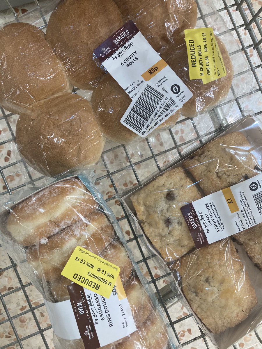 DeanCornish1966's tweet photo. Shopping for packed lunch for a day at the test match.
Evidence of turning into your Dad (volume 7).
#YellowLabels #13pfor6DonutsThough https://t.co/Kweo27M66U