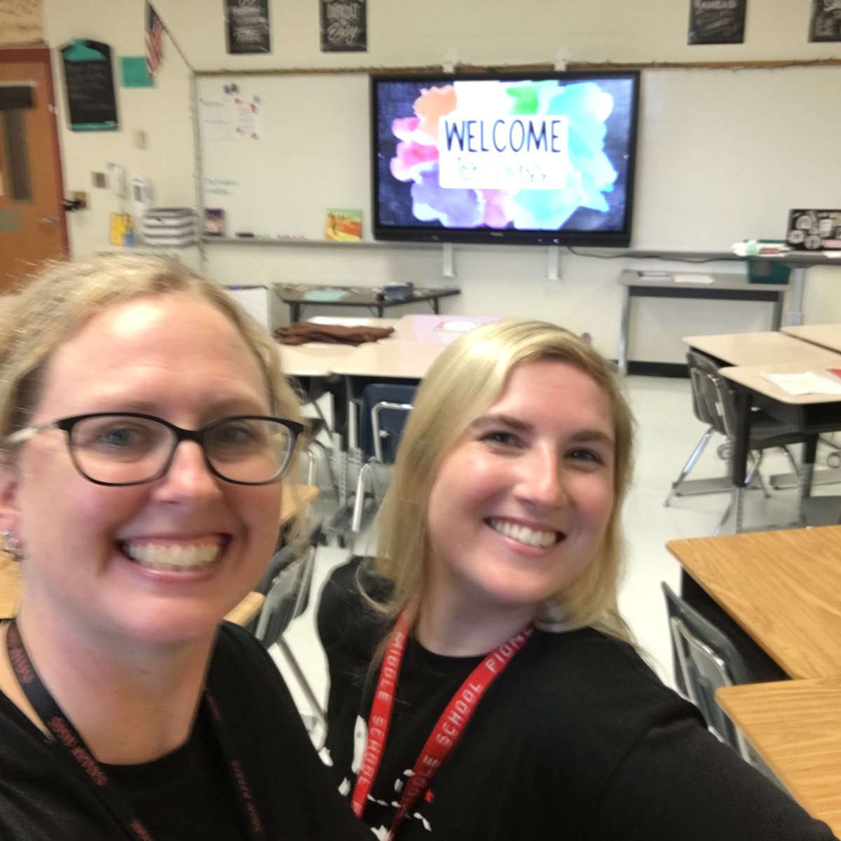 mspoolereads's tweet photo. What a great first day @SterlingMiddle1 ! It was wonderful to have everyone back in the building! Shout out to @ms_perka for rocking our cotaught class today! #jOURney22 #keeplookingup https://t.co/cA7cFRX75M